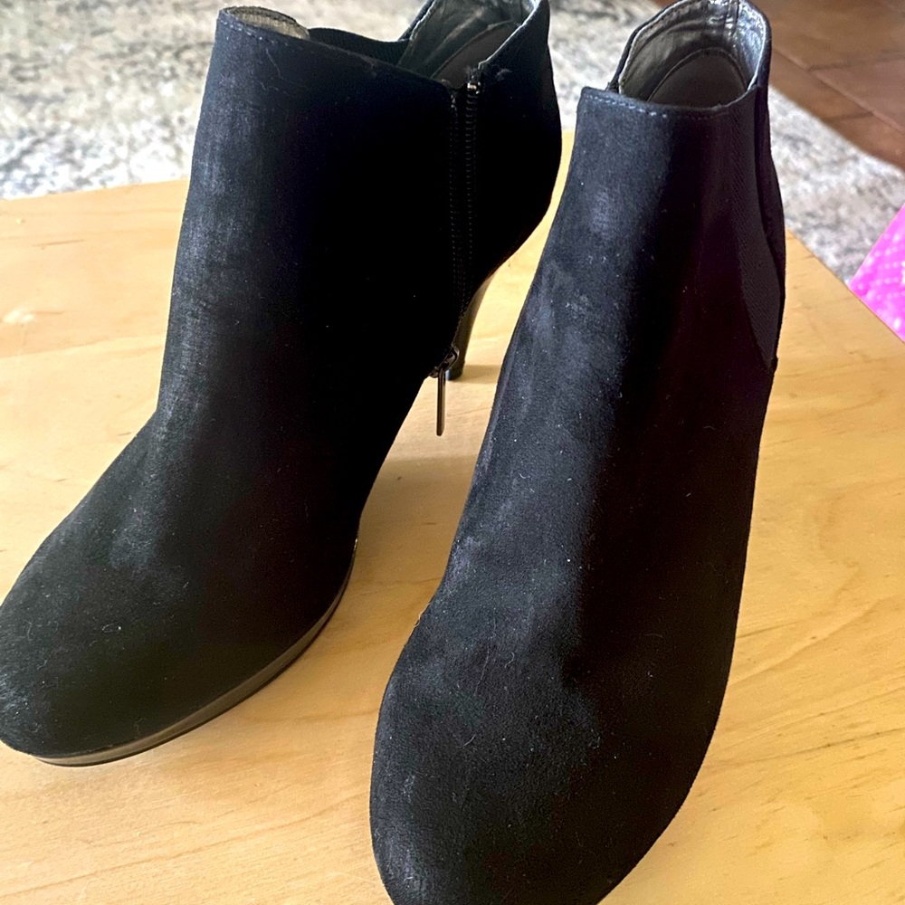 Bandolino suede zipper booties
